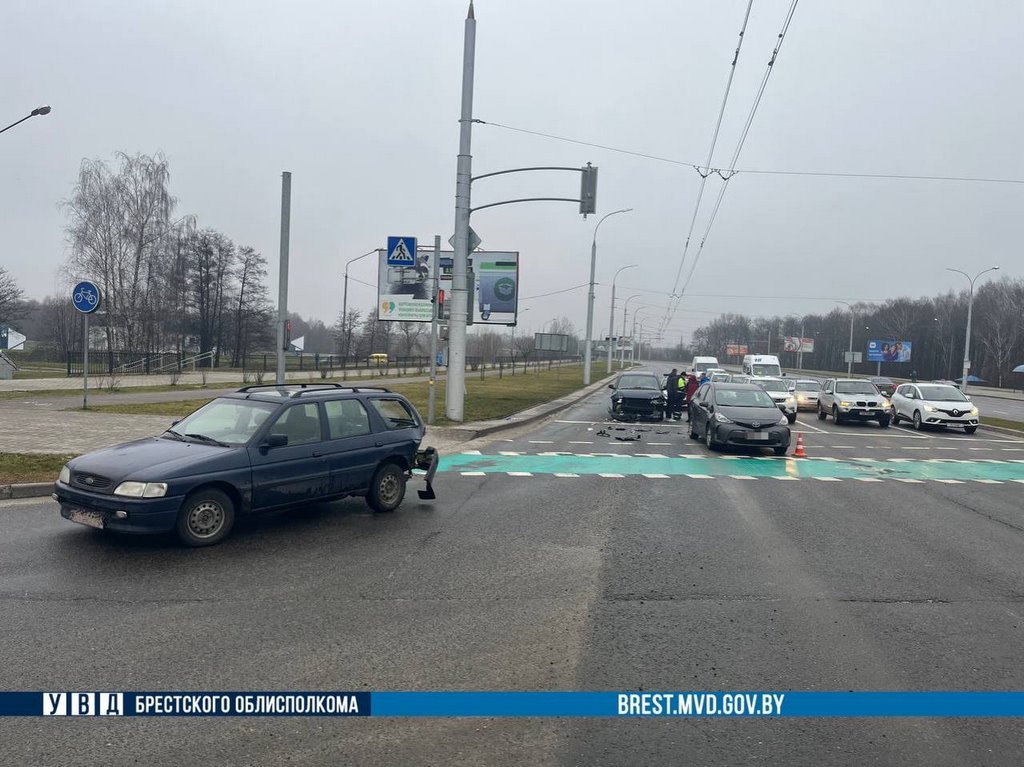 В Бресте произошло ДТП с тремя автомобилями