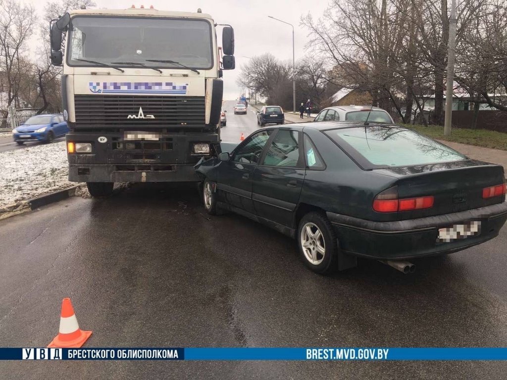 Грузовик и Renault столкнулись в Бресте