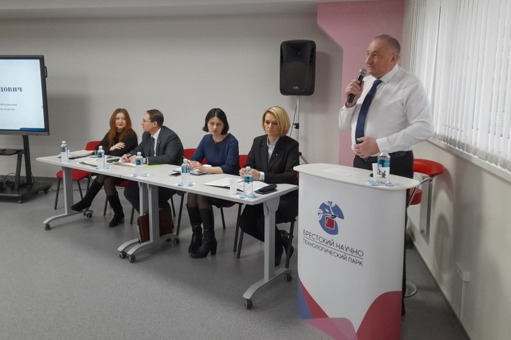 Цены продолжат регулировать, а налоги платить придется. Что услышали бизнесмены Брестчины от представителей государства?