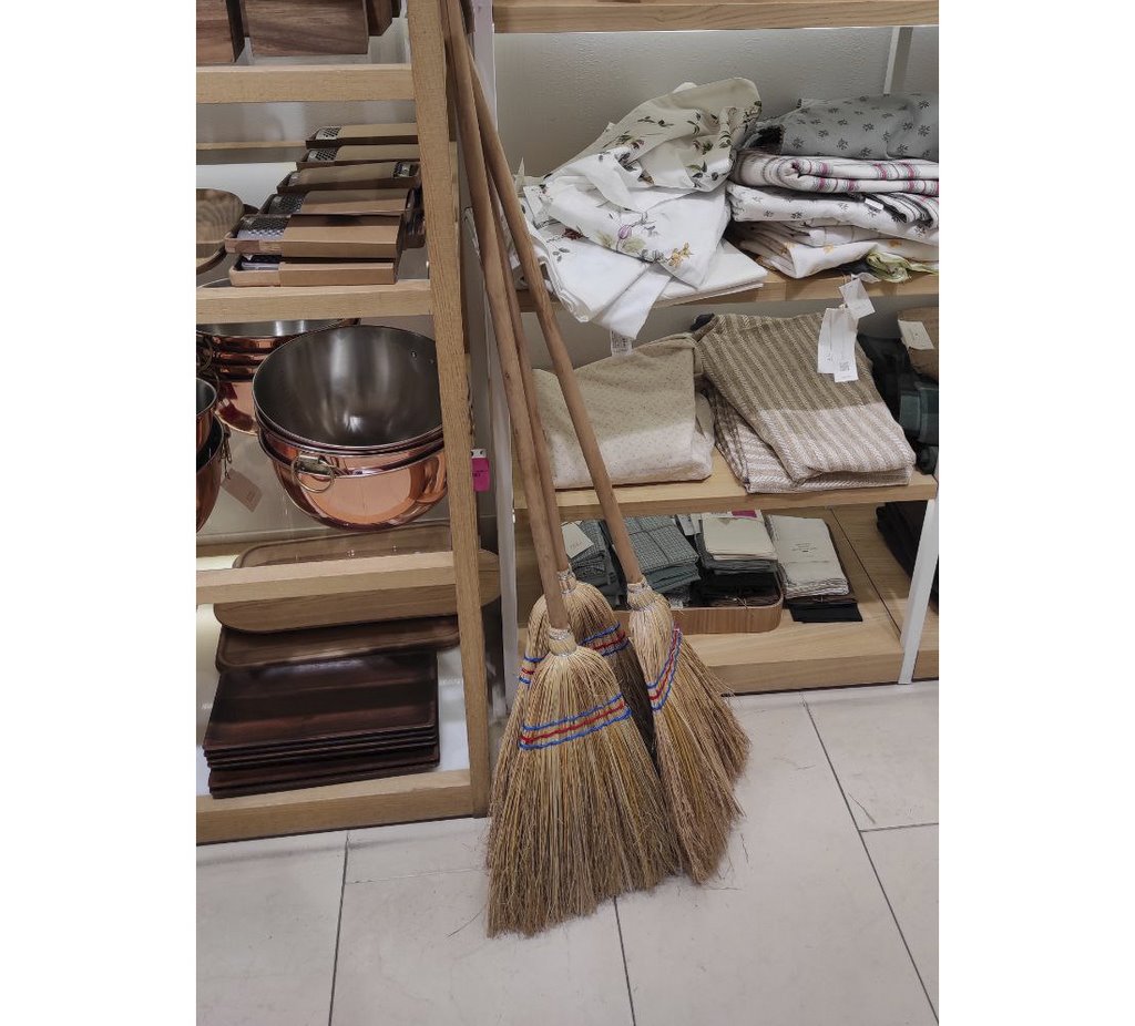 «Увидела цену и рассмеялась». В Минске продают веник за 100 рублей