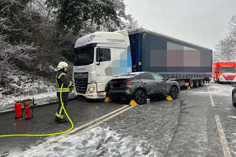 В Германии фуру белоруса занесло на «встречку» и столкнуло с Citroen