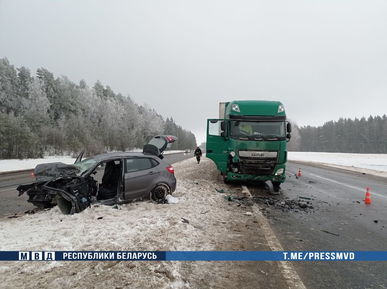 На трассе М1 легковушка врезалась в фуру: пассажир погиб, водитель в реанимации