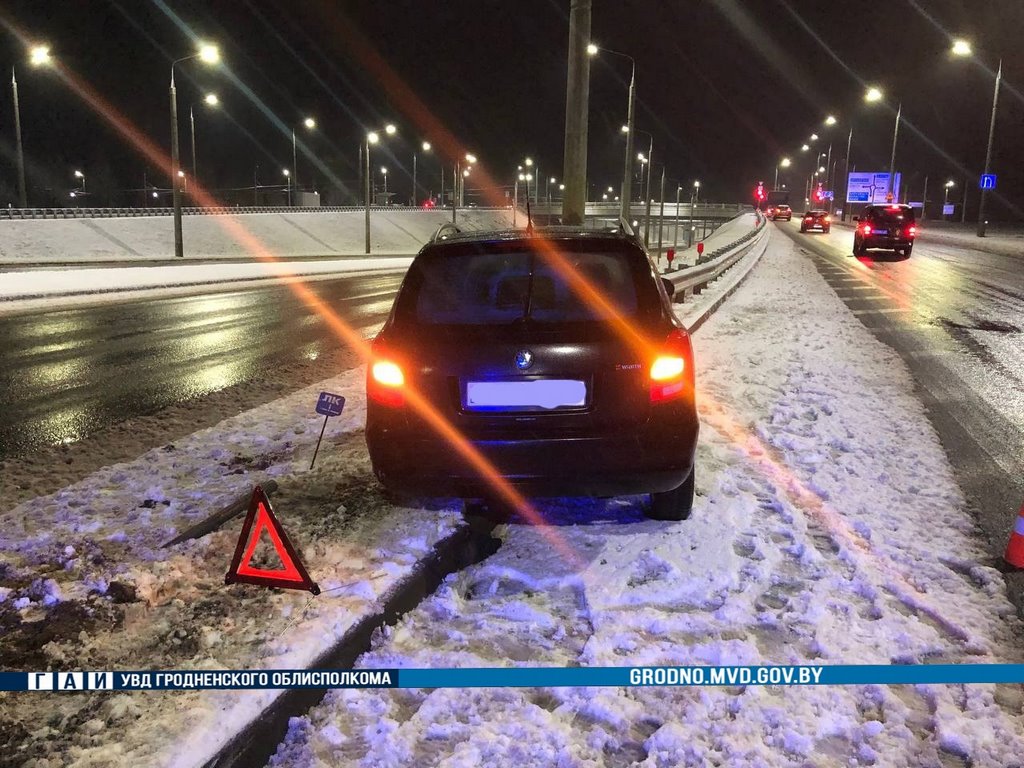 Жуткий фотофакт. Легковушку прошило отбойником, но водителю повезло