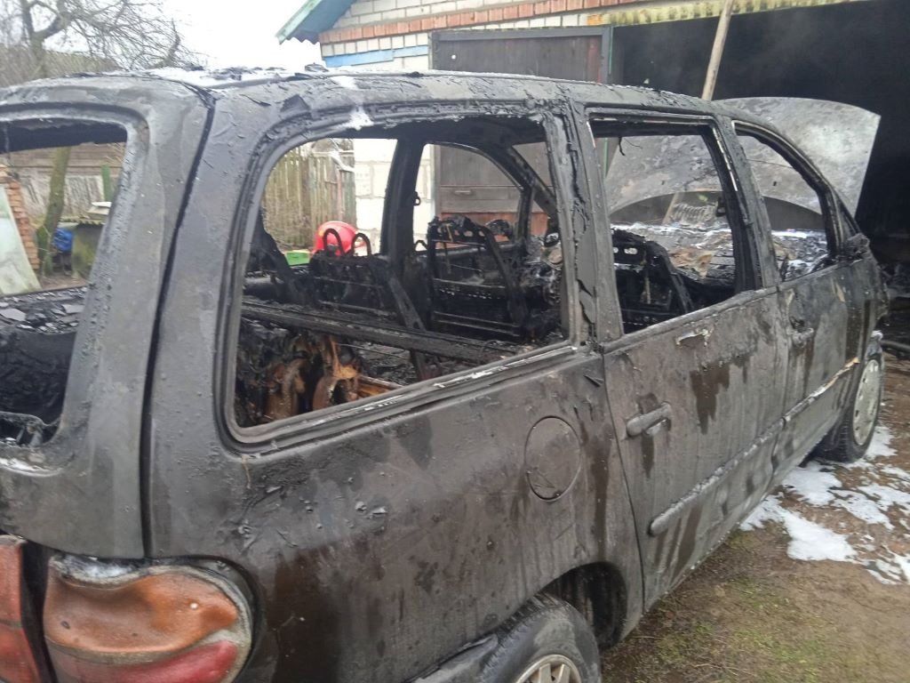 В Каменецком районе горел автомобиль в гараже