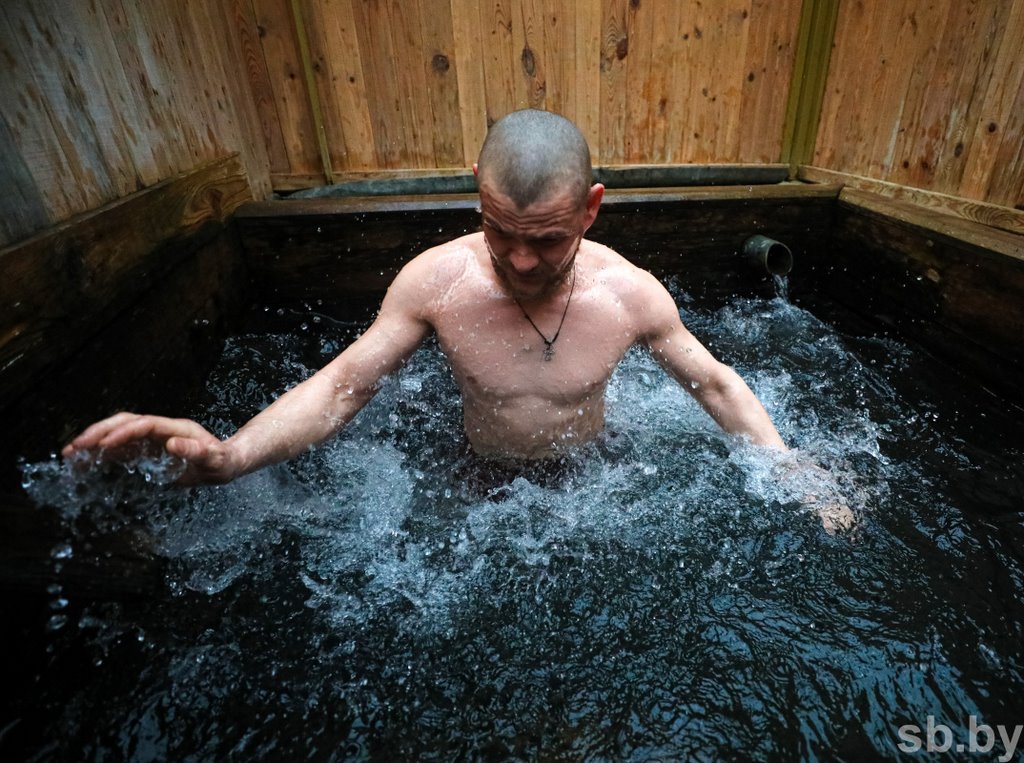 Намоленное место. Сотни людей едут к роднику у Западного Буга, чтобы окунуться в купель