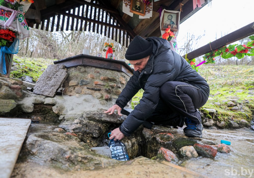 Намоленное место. Сотни людей едут к роднику у Западного Буга, чтобы окунуться в купель