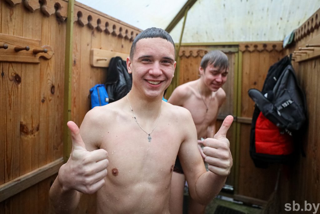 Намоленное место. Сотни людей едут к роднику у Западного Буга, чтобы окунуться в купель