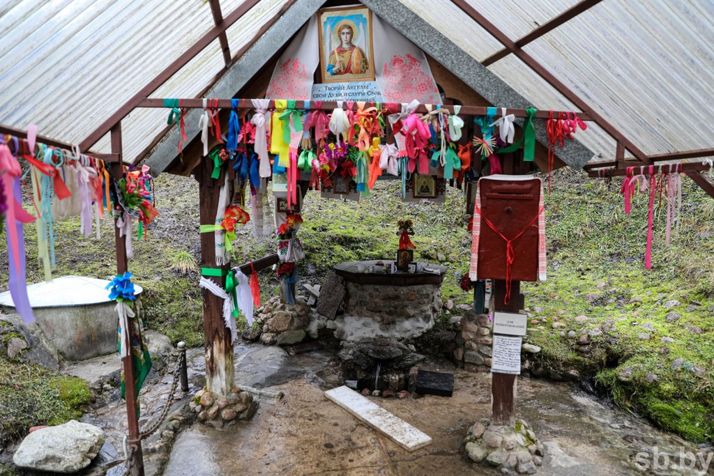 Намоленное место. Сотни людей едут к роднику у Западного Буга, чтобы окунуться в купель