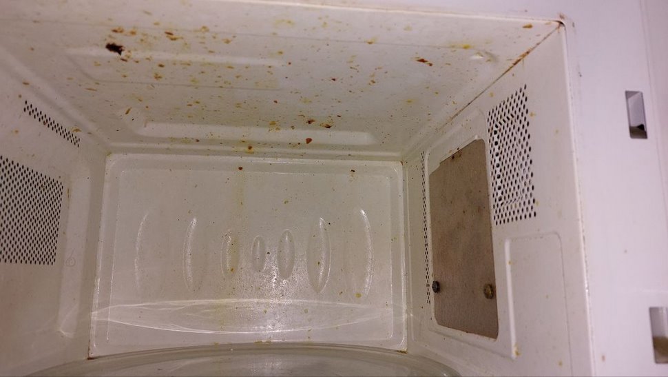 «Дала 15 рублей на пакеты для мусора и ершик». Парень снял «чистую и аккуратную» квартиру на сутки