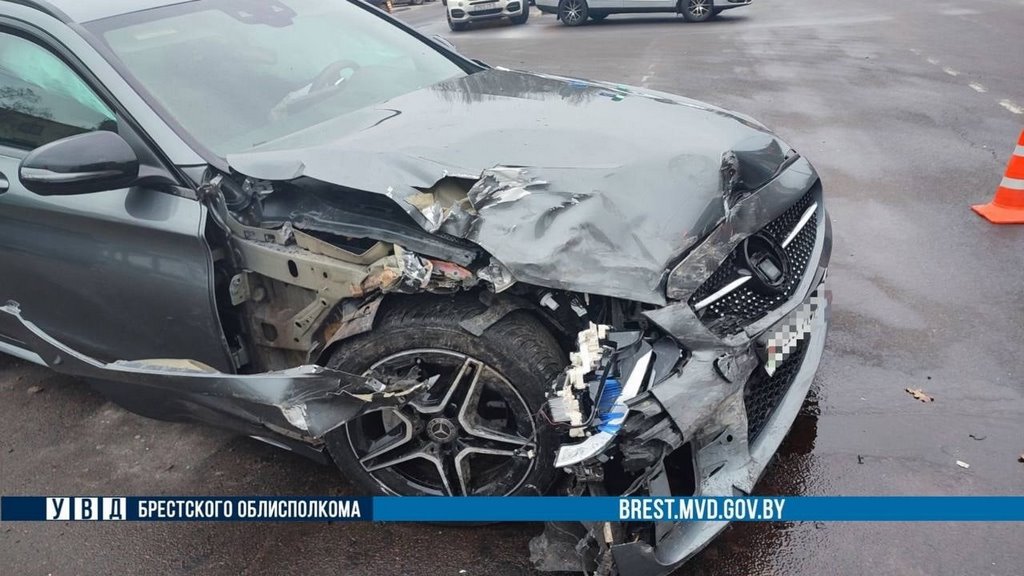 BMW и Mercedes. Подробности ДТП на Я.Купалы в Бресте. Есть пострадавшая\