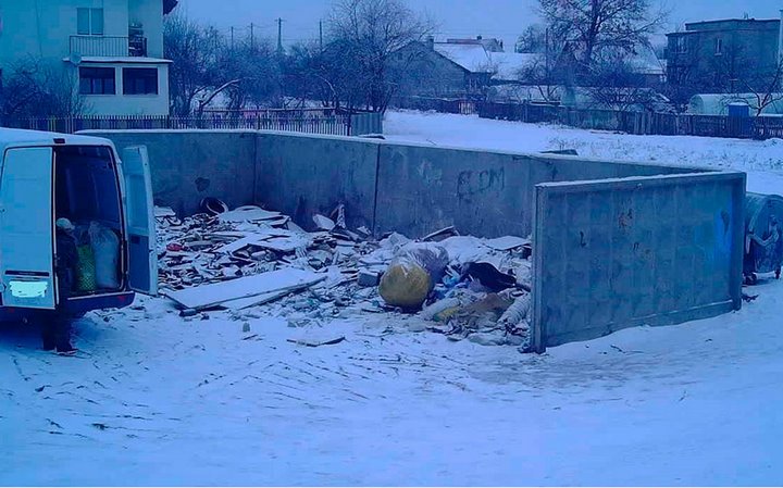 В Барановичах поймали нарушителя, который выбрасывал мусор в неустановленном месте