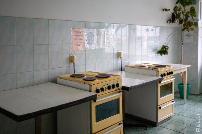 «Перед сном я мечтала о своей комнате». Белорусы рассказали о том, как десятки лет прожили в общежитии