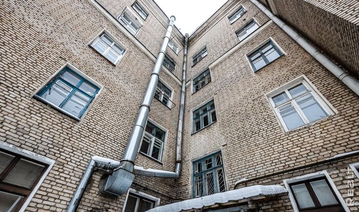 «Перед сном я мечтала о своей комнате». Белорусы рассказали о том, как десятки лет прожили в общежитии