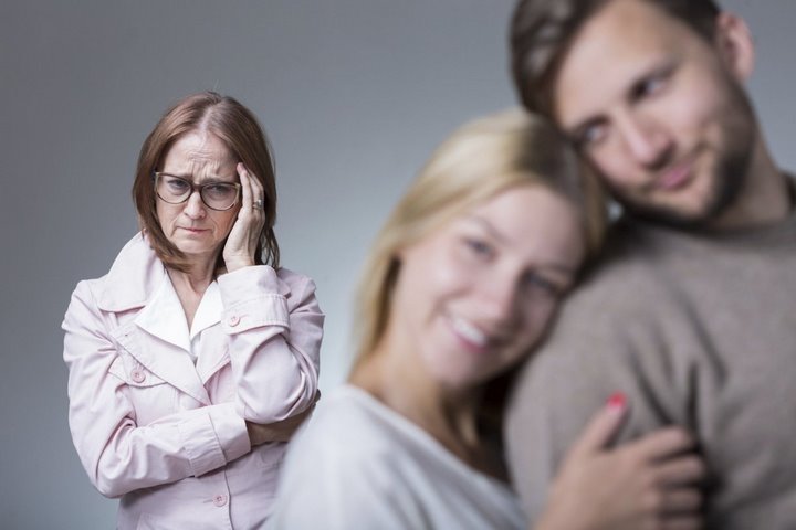 Родители против девушки сына из бедной семьи. Истории белорусов разбирает психолог