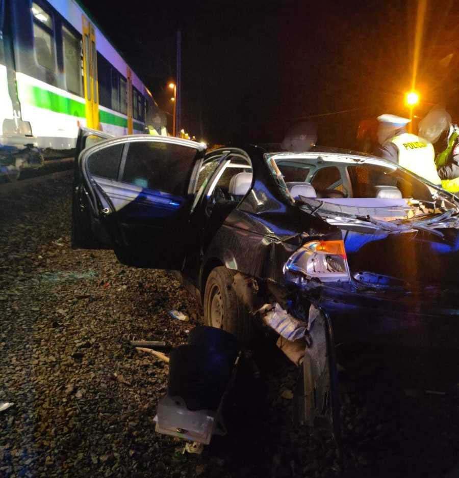 В Польше белорус на BMW угодил на рельсы прямо под идущий поезд