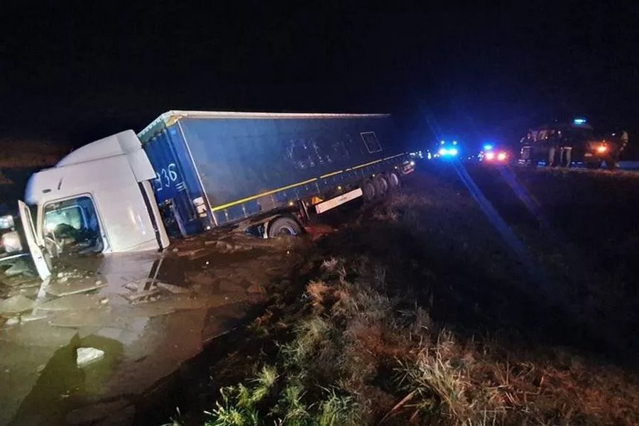 Фура съехала с дороги в водоем – водителя вывезли на спасательной доске. Видео