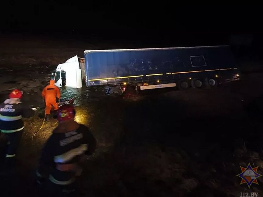 Фура съехала с дороги в водоем – водителя вывезли на спасательной доске. Видео