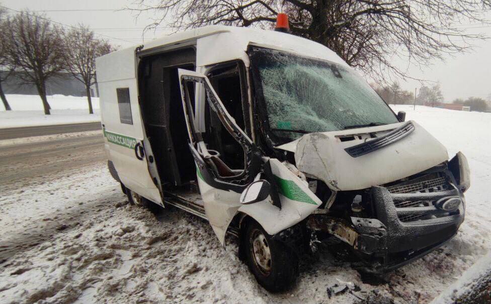 В Могилеве машина инкассаторов врезалась в дерево: пострадал человек