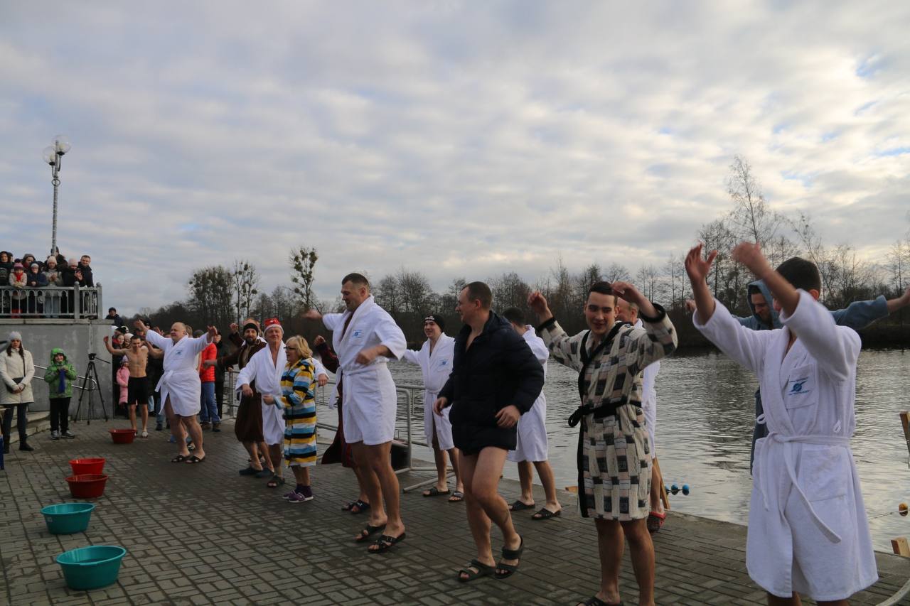 Зимний заплыв на Мухавце в Бресте. Смотрите фото