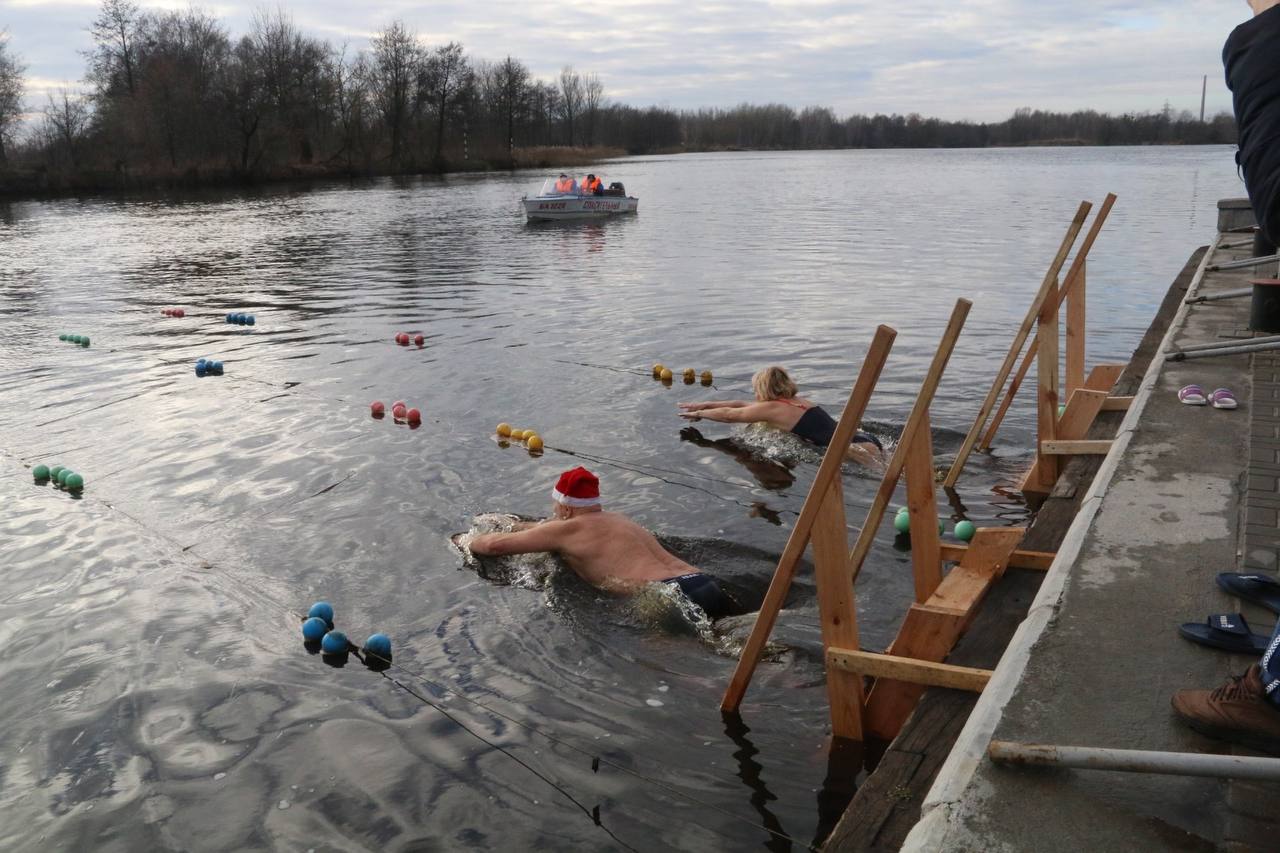 Зимний заплыв на Мухавце в Бресте. Смотрите фото