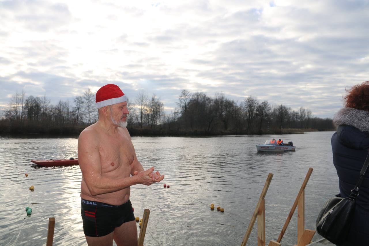 Зимний заплыв на Мухавце в Бресте. Смотрите фото