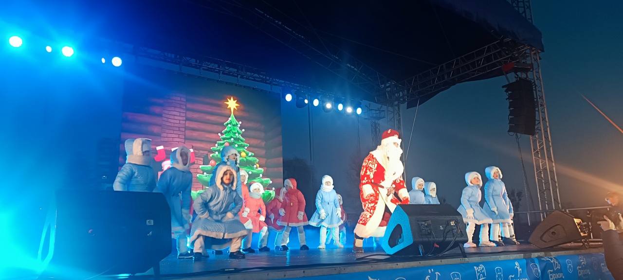 Вчера в Бресте состоялось открытие главной елки Ленинского района.