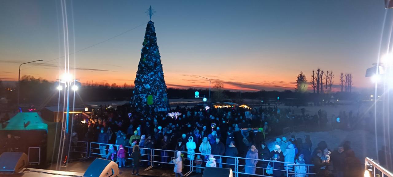 Вчера в Бресте состоялось открытие главной елки Ленинского района.