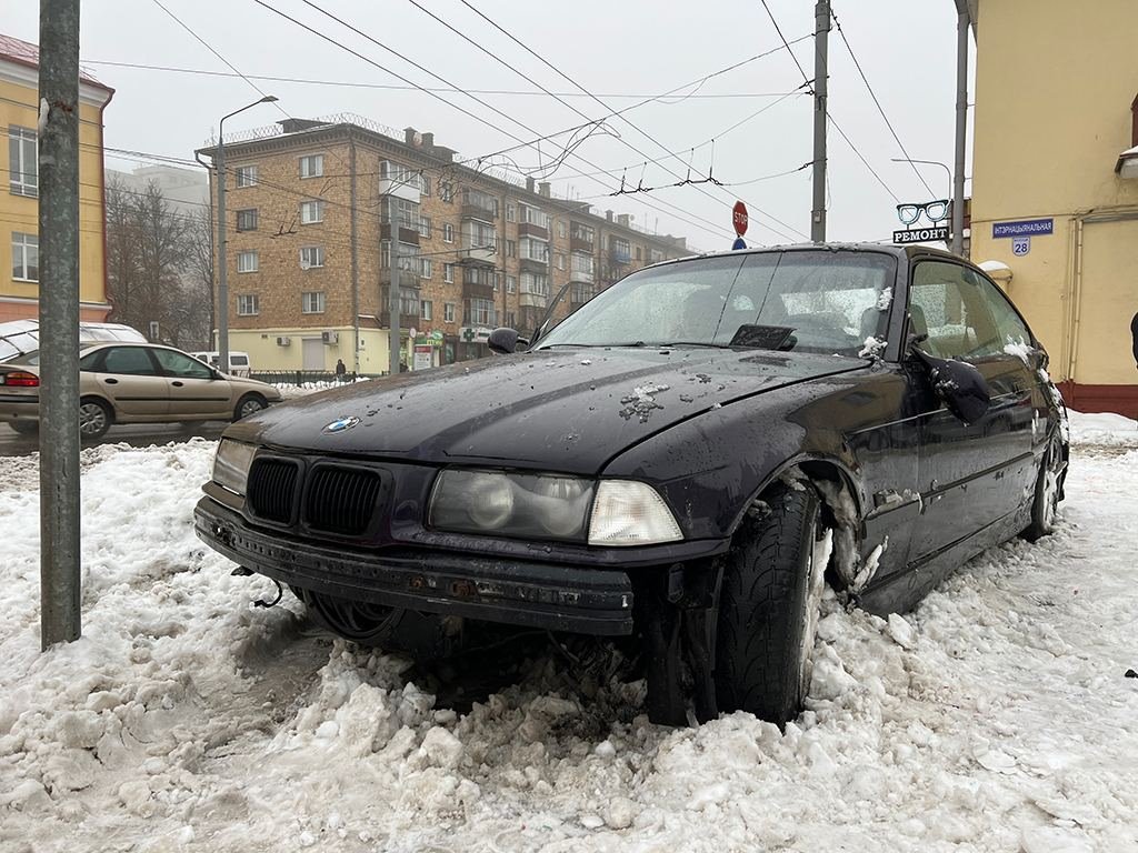 Автомобиль BMW в Гомеле выехал на тротуар и сбил пешеходов
