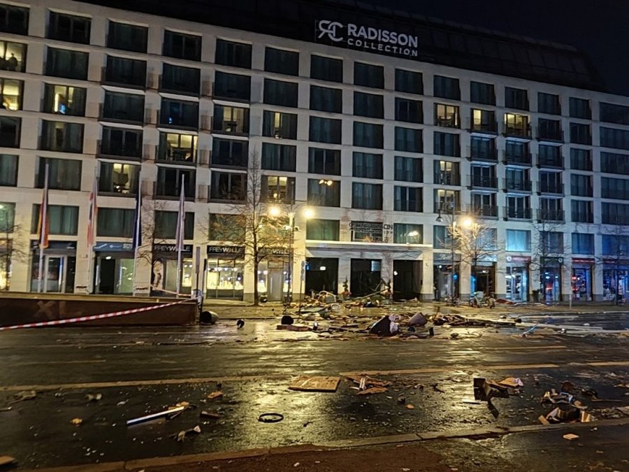 В Германии лопнул гигантский аквариум. Погибло 1,5 тысячи рыб