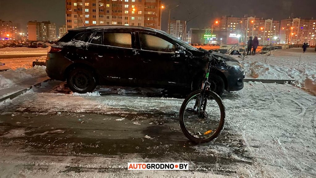 Мужчина поставил велосипед на расчищенную парковку. Для чего?