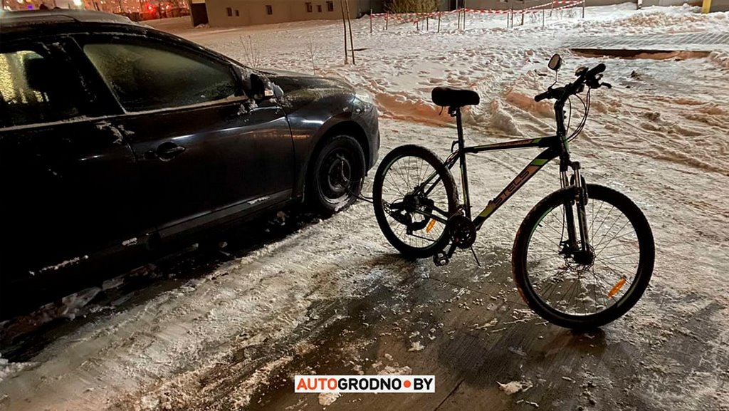 Мужчина поставил велосипед на расчищенную парковку. Для чего?