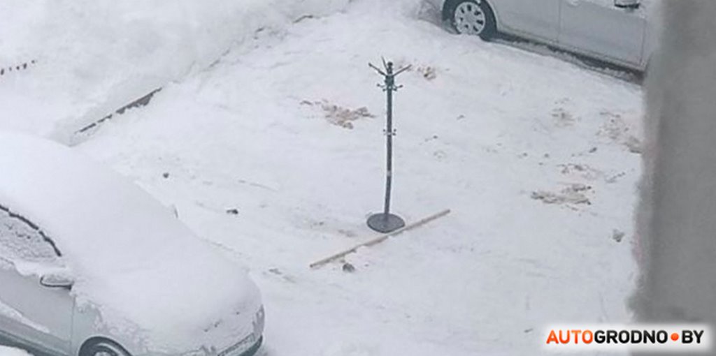 Мужчина поставил велосипед на расчищенную парковку. Для чего?