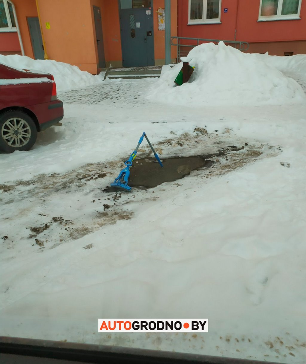 Мужчина поставил велосипед на расчищенную парковку. Для чего?