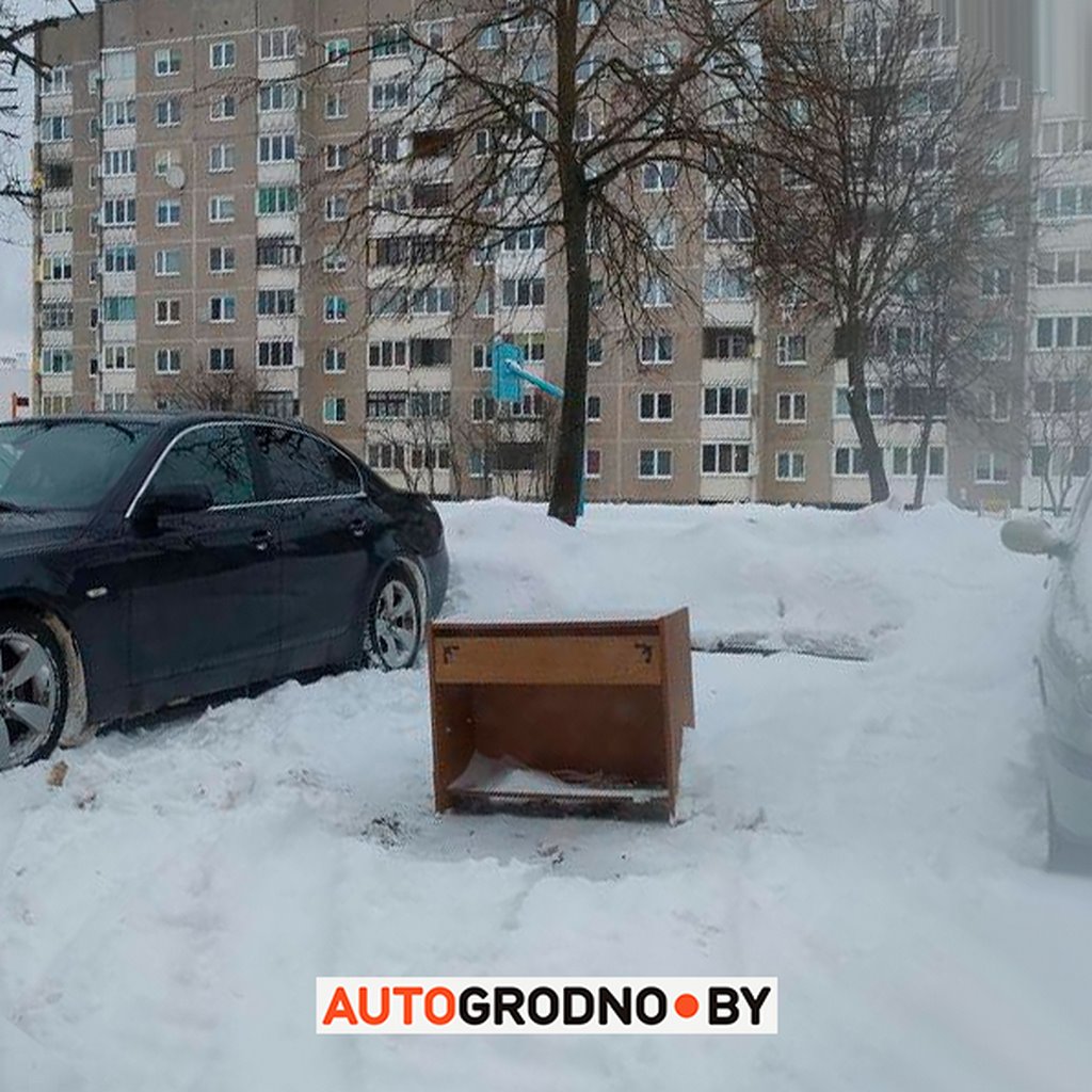 Мужчина поставил велосипед на расчищенную парковку. Для чего?