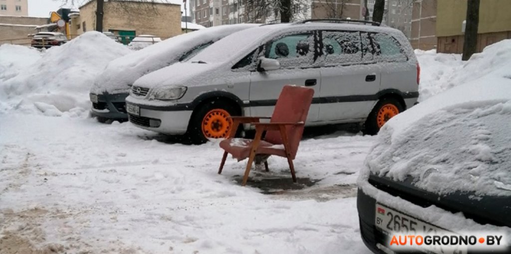 Мужчина поставил велосипед на расчищенную парковку. Для чего?