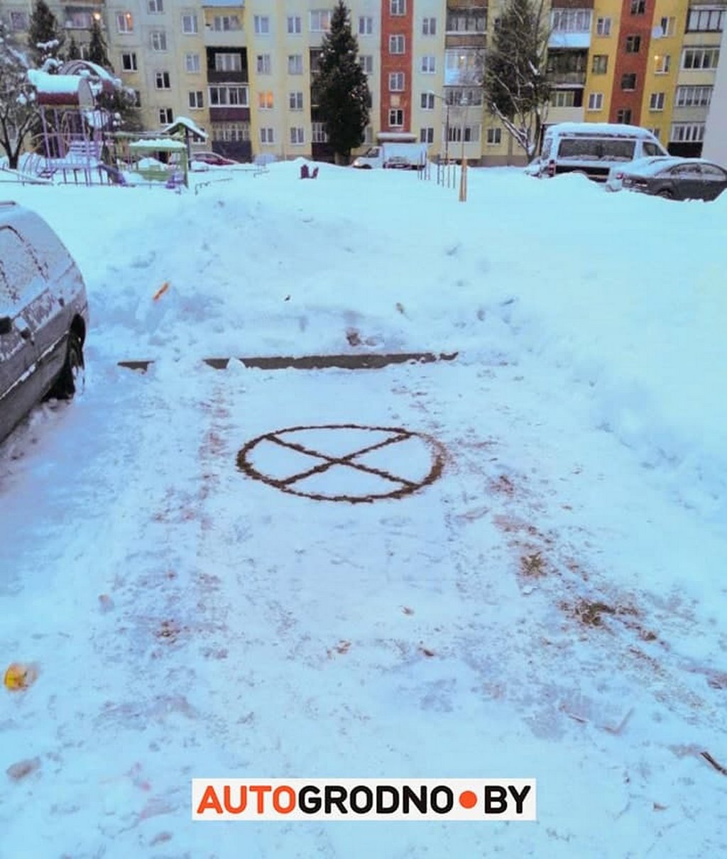 Мужчина поставил велосипед на расчищенную парковку. Для чего?