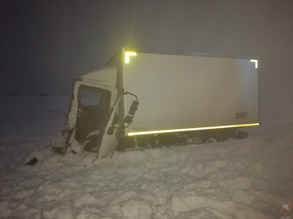 В Беларуси грузовик столкнулся со школьным автобусом, оба оказались в кювете
