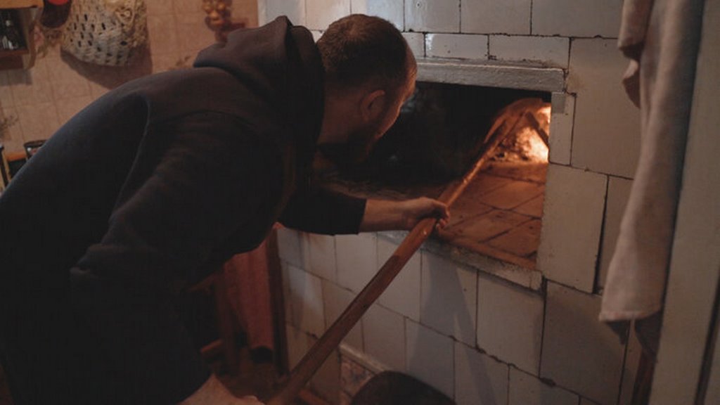 Молодая семья купила старый дом в белорусской деревне — и обставляет его вещами бабушек и дедушек