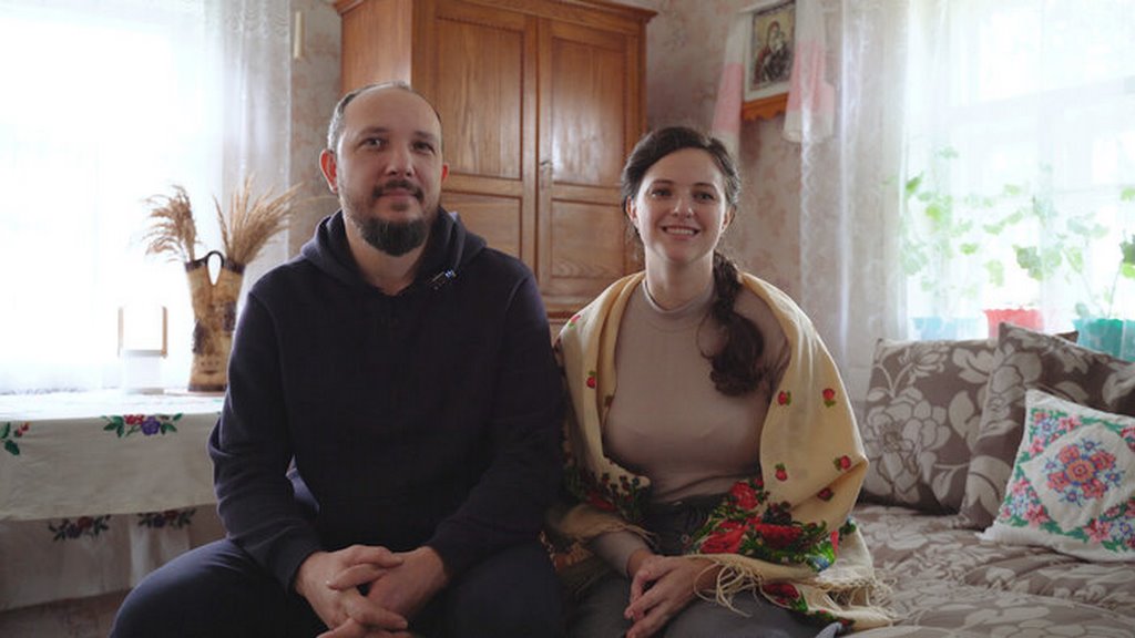 Молодая семья купила старый дом в белорусской деревне — и обставляет его вещами бабушек и дедушек