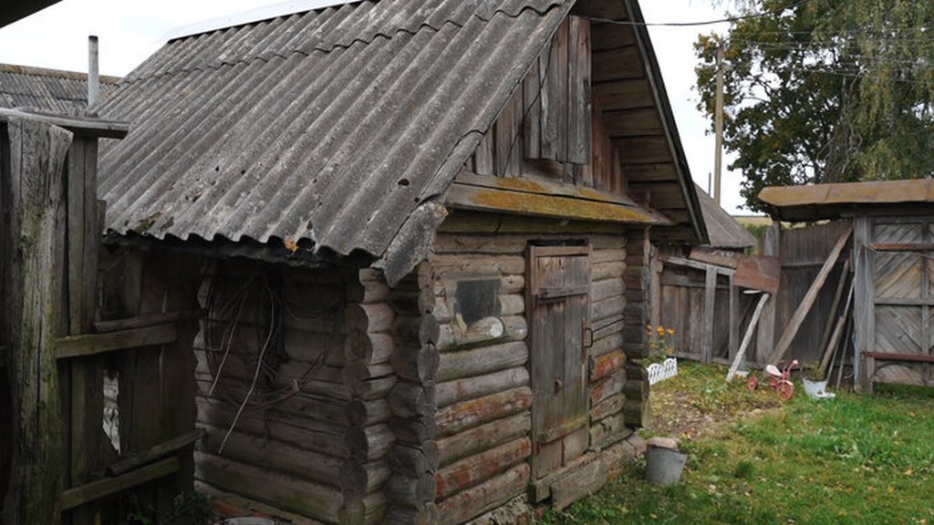 Молодая семья купила старый дом в белорусской деревне — и обставляет его вещами бабушек и дедушек