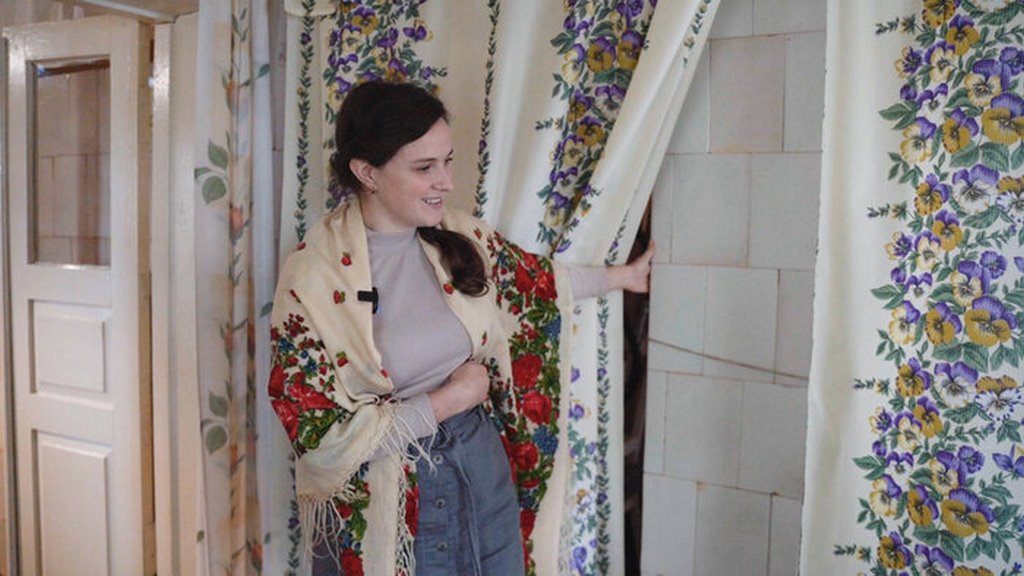 Молодая семья купила старый дом в белорусской деревне — и обставляет его вещами бабушек и дедушек