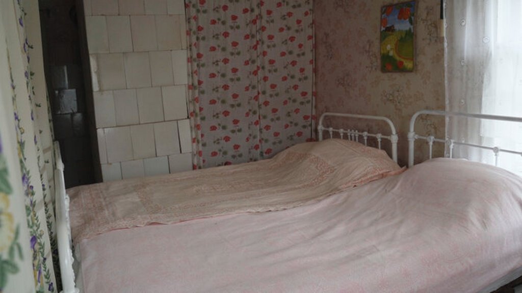 Молодая семья купила старый дом в белорусской деревне — и обставляет его вещами бабушек и дедушек