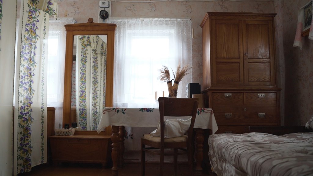 Молодая семья купила старый дом в белорусской деревне — и обставляет его вещами бабушек и дедушек