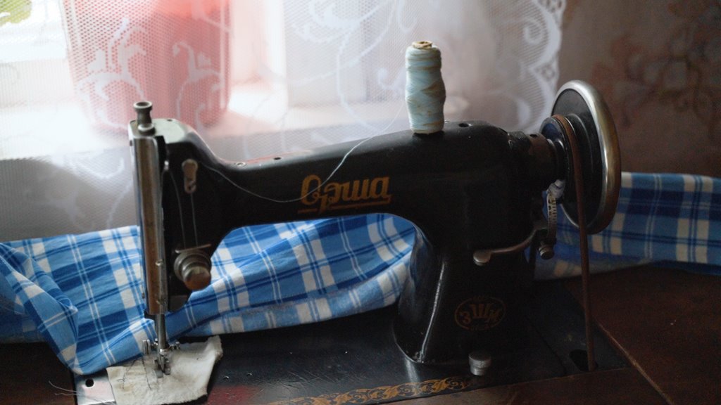 Молодая семья купила старый дом в белорусской деревне — и обставляет его вещами бабушек и дедушек