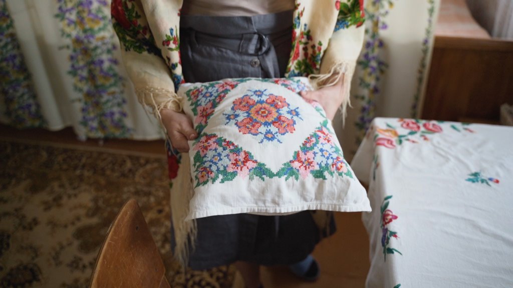 Молодая семья купила старый дом в белорусской деревне — и обставляет его вещами бабушек и дедушек