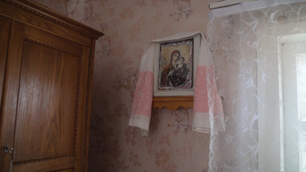 Молодая семья купила старый дом в белорусской деревне — и обставляет его вещами бабушек и дедушек