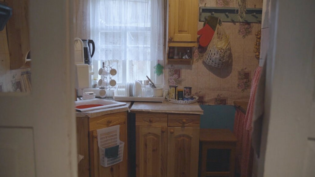 Молодая семья купила старый дом в белорусской деревне — и обставляет его вещами бабушек и дедушек