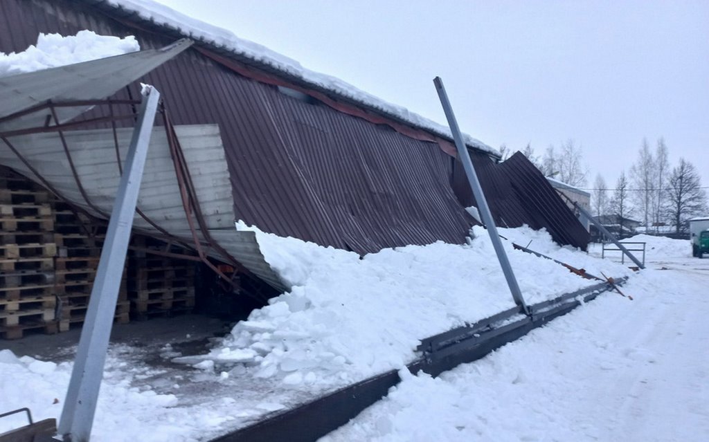 В Барановичах рухнул навес крупного склада базы «Бакалея» под тяжестью снега