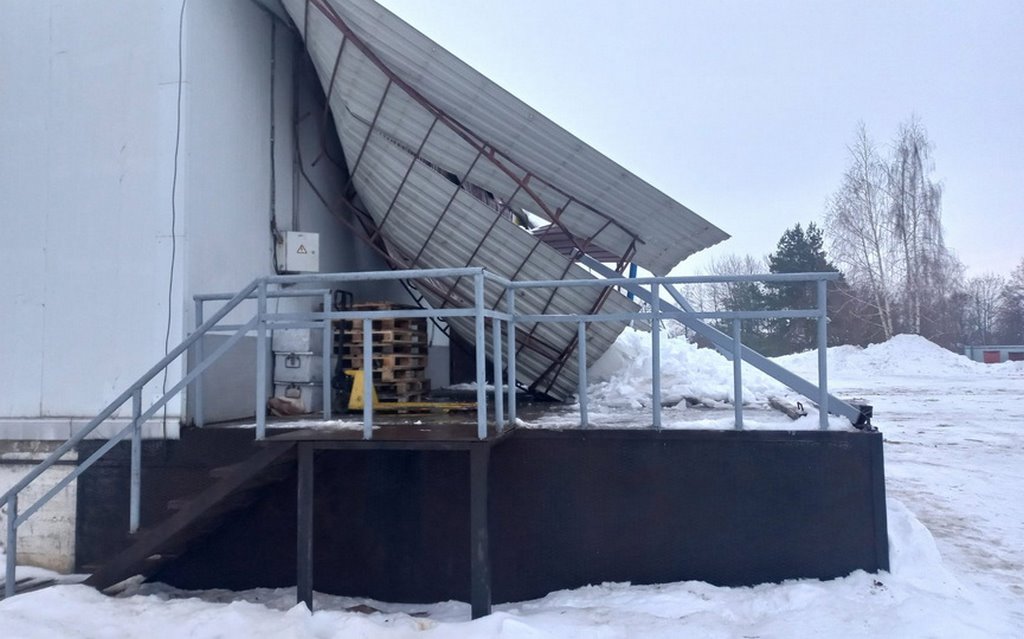 В Барановичах рухнул навес крупного склада базы «Бакалея» под тяжестью снега