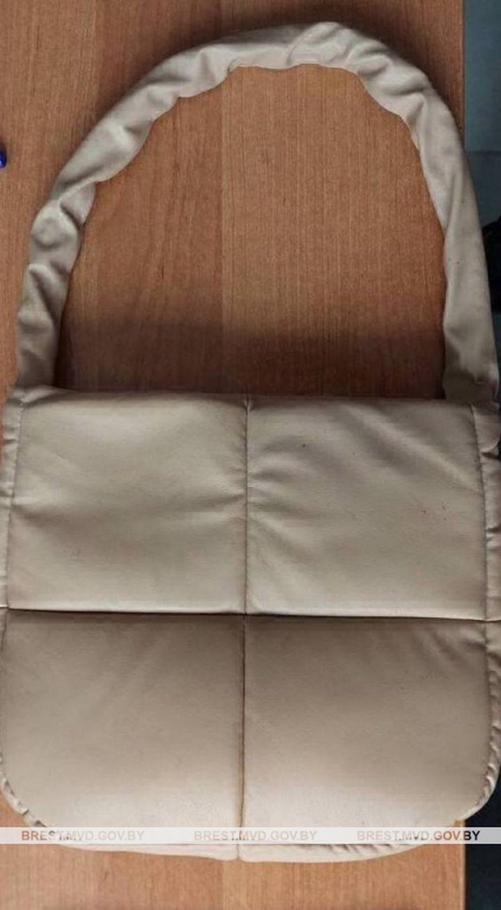 Жительница Бреста забыла на лавочке сумку, ее присвоил 50-летний житель города